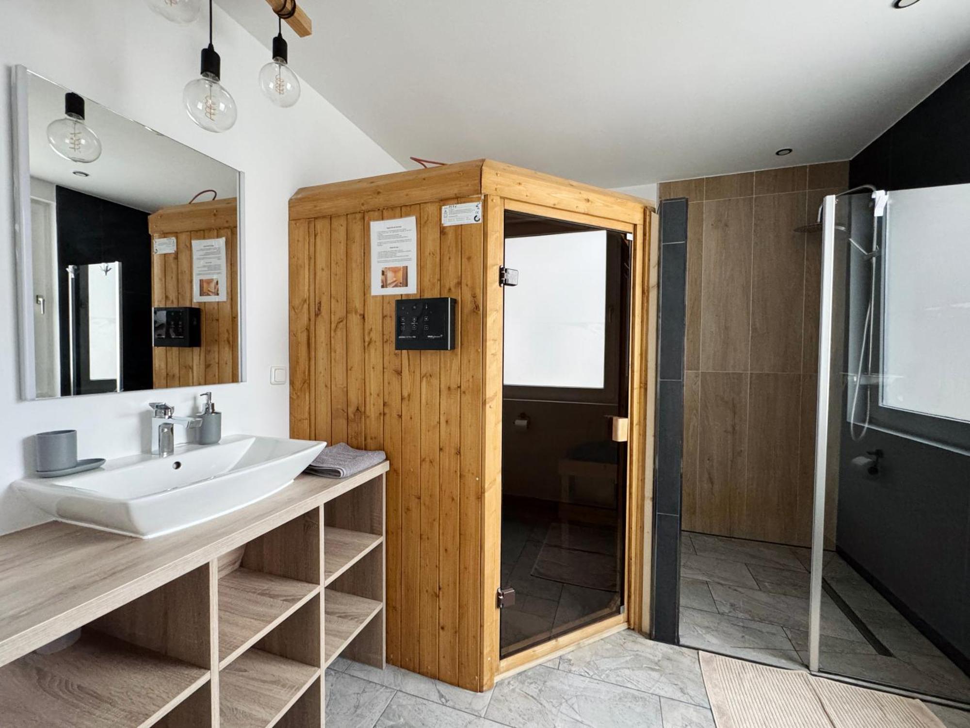 Huge Apartment With Sauna And Free Parking Duisburg Buitenkant foto